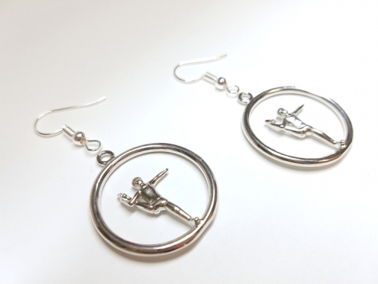 Preview: Miniatur Mensch Ohrringe Turner silberfarben